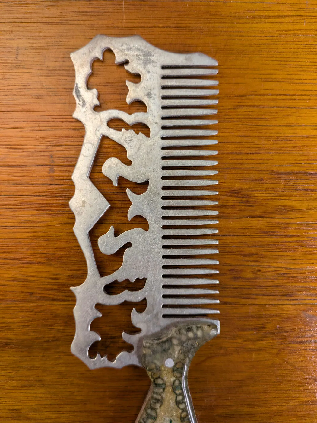 Prison art Vintage USSR Soviet Metal Comb with Tan Resin Floral Handle, photo 5 of 11