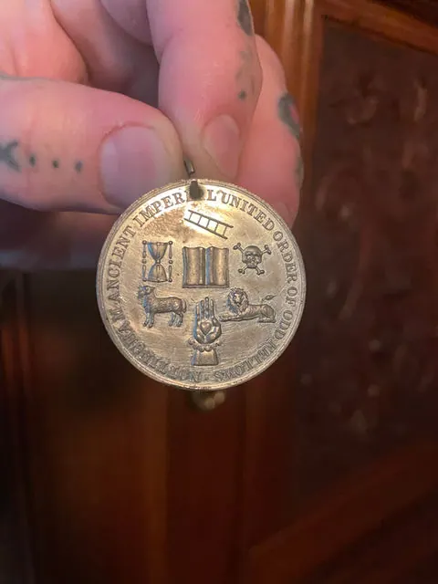 Antique Odd-Fellows medallion
