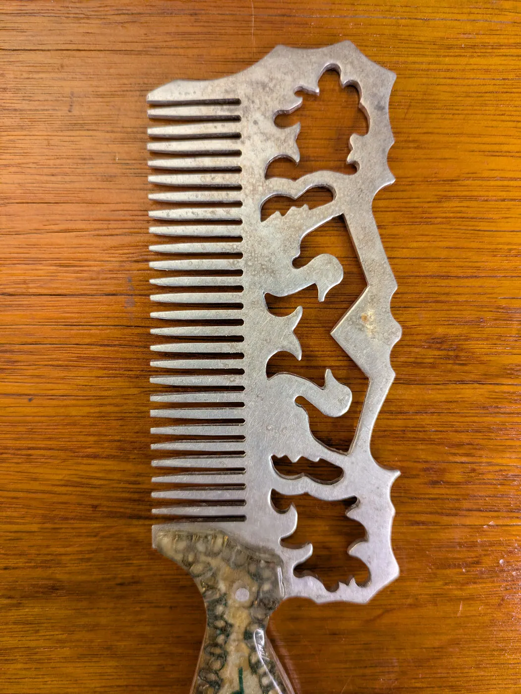 Prison art Vintage USSR Soviet Metal Comb with Tan Resin Floral Handle, photo 2 of 11