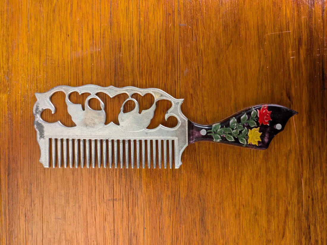 Prison art Vintage USSR Soviet Metal Comb w yellow&Red Resin Floral Handle, photo 3 of 8