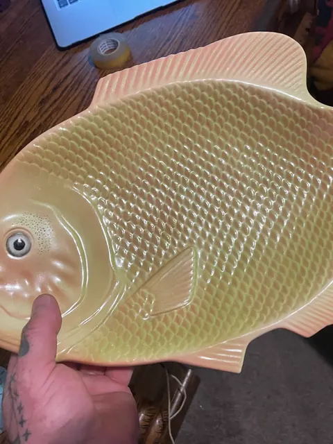 Signed vintage detailed fish plate from 1988